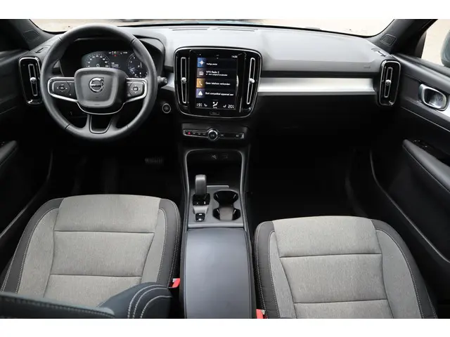Volvo XC40 2.0 B4 Momentum Business 2022 Benzine 28