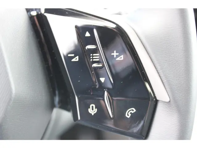 Peugeot 5008 HYBRID 145 ALLURE 2025 Hybride Benzine 17