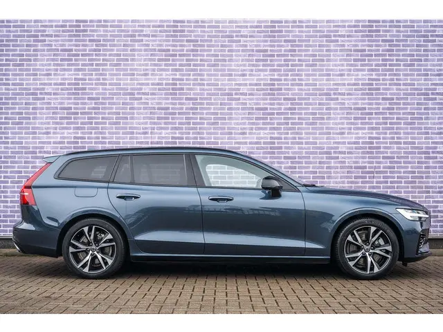 Volvo V60 T6 Recharge AWD R-Design 2022 Hybride Benzine 12