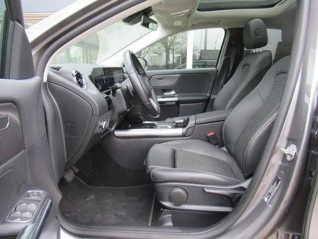 Mercedes-Benz GLA 200 Trekhaak/Panoramadak 2021 Benzine 15