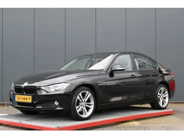 BMW 3 Serie 316i Business 2015 Benzine