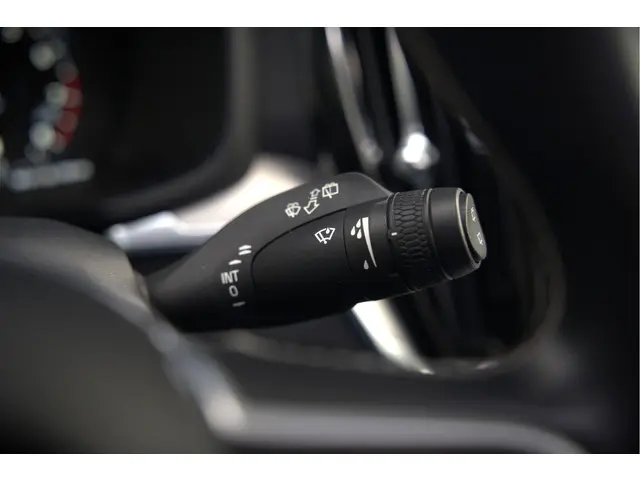 Volvo V60 2.0 B3 R-Design 2020 Hybride Benzine 38