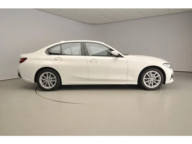 BMW 3 Serie Sedan 320i 2019 Benzine 4