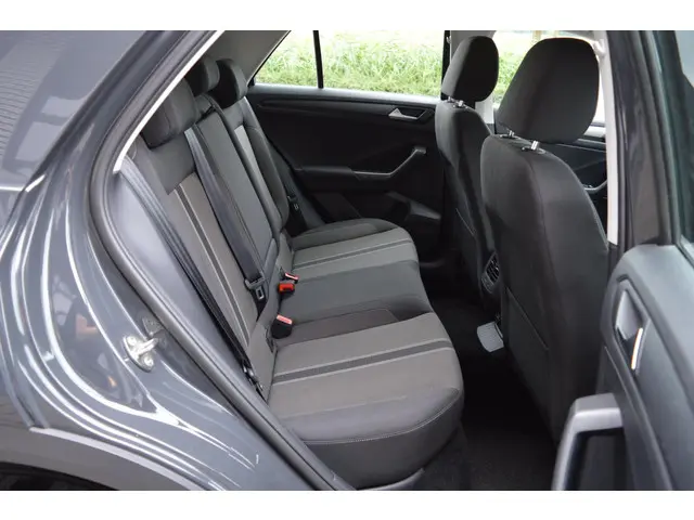 Volkswagen T-Roc 1.5 TSI Style Business 2020 Benzine 18