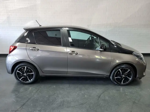 Toyota Yaris 1.3 VVT-i Dynamic Bi-Tone 2016 Benzine 6