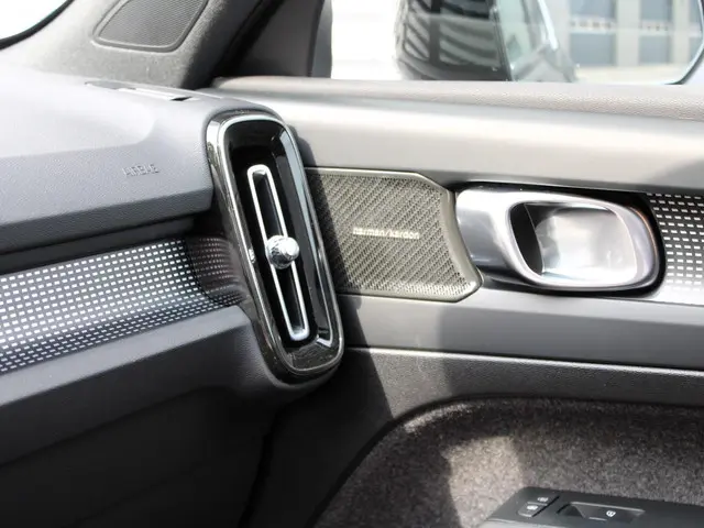 Volvo XC40 2.0 B4 Plus Black Edition 2025 Benzine 25