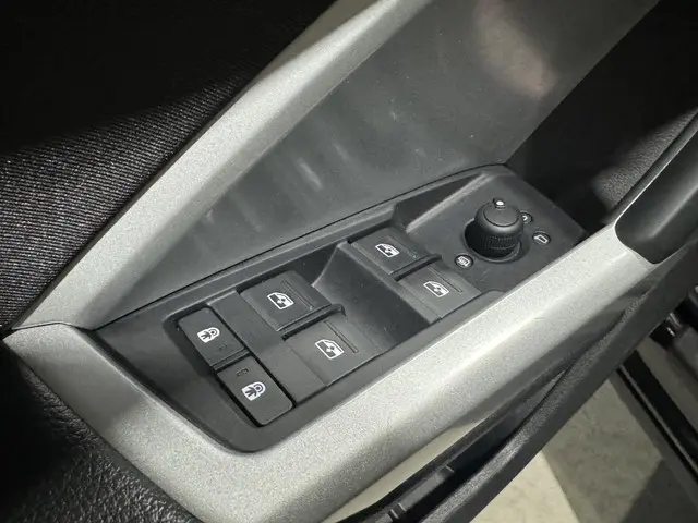 Audi Q3 45 TFSI e Business 2022 Hybride Benzine 17