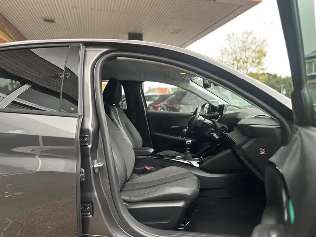 Peugeot 208 1.2 PureTech Allure Pack 2022 Benzine 12