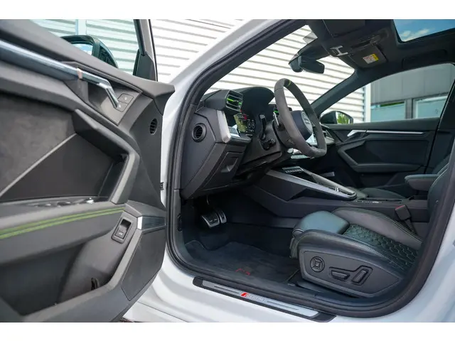 Audi RS3 A3 Limousine 2.5 TFSI quattro 2023 Benzine 6
