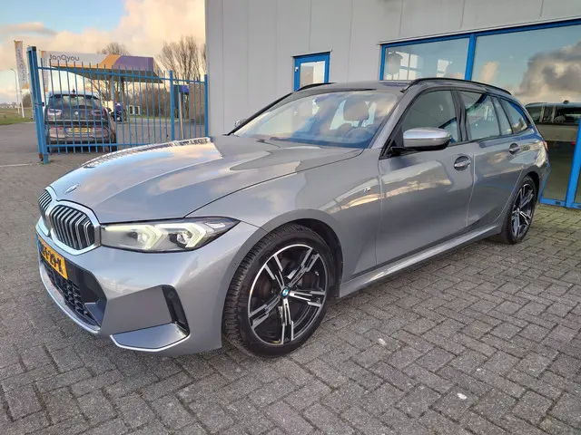 BMW 3 Serie Touring 320i 2023 Benzine 23