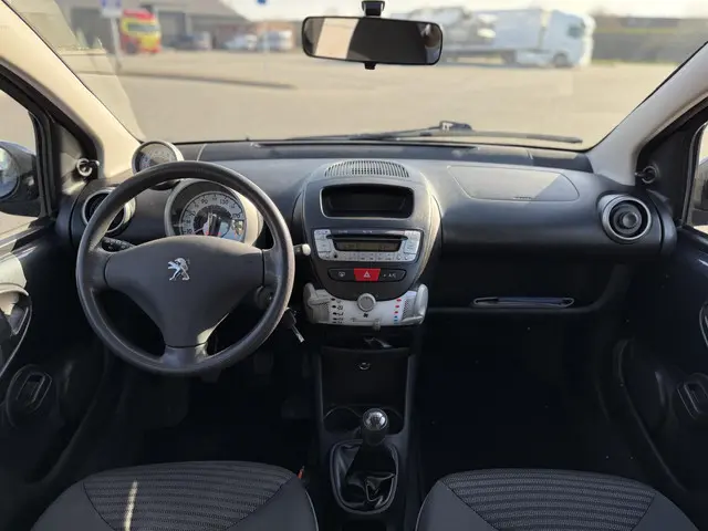 Peugeot 107 1.0 Active 2013 Benzine 12