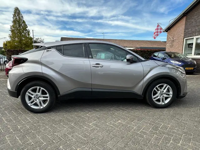Toyota C-HR 1.8 Hybrid Executive 2022 Hybride Benzine 19