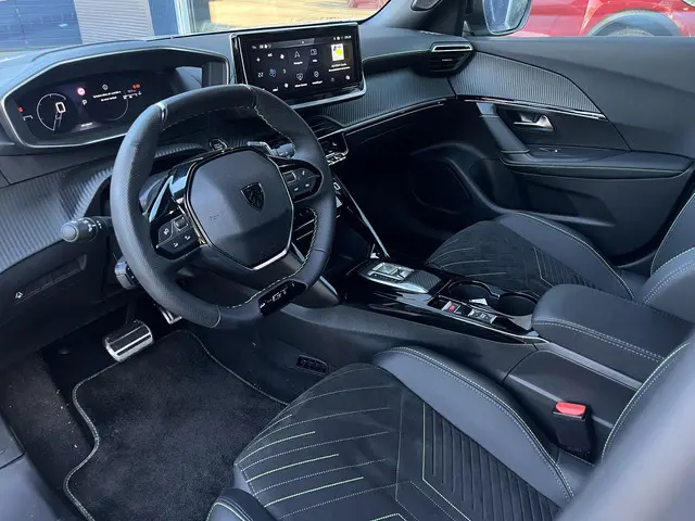 Peugeot 2008 1.2 Hybrid 145 PK GT 2025 Hybride Benzine 10