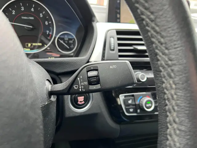 BMW 3 Serie 330i High Executive 2019 Benzine 14