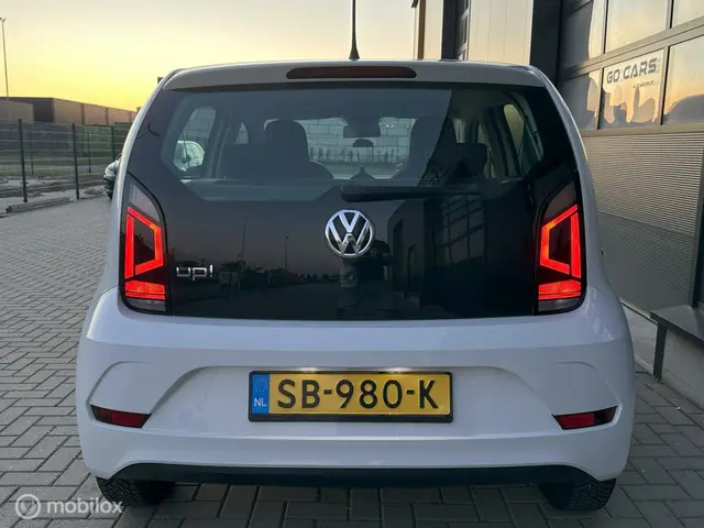 Volkswagen up! 1.0 BMT move up! 2018 Benzine 9