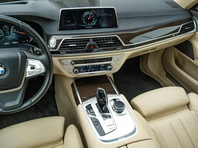 BMW 7 Serie 740i High Executive 2017 Benzine 36