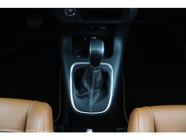 Citroën C3 1.2 PureTech S&S Shine zwart 2017 Benzine 27