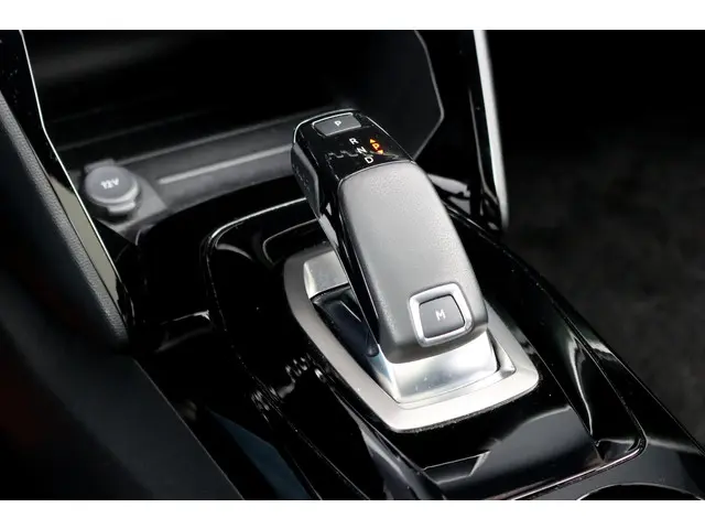 Peugeot 2008 1.2 PureTech GT Pack Aut8 | 2021 Benzine 35