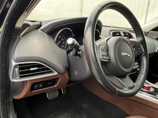 Jaguar XE 2.0 Portfolio 2015 Benzine 59