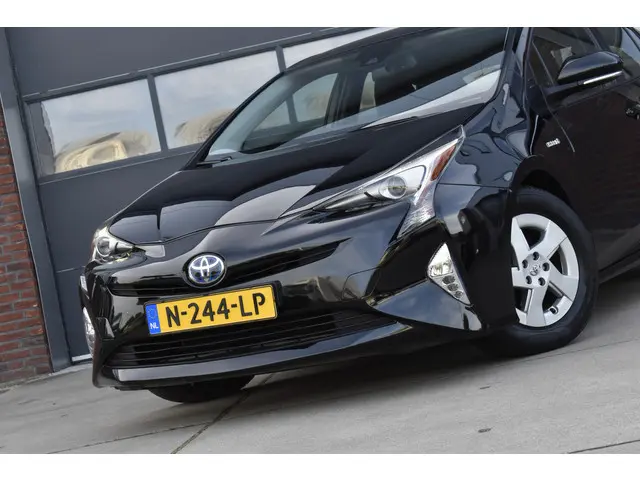 Toyota Prius 1.8 Black Edition 2018 Hybride Benzine 2