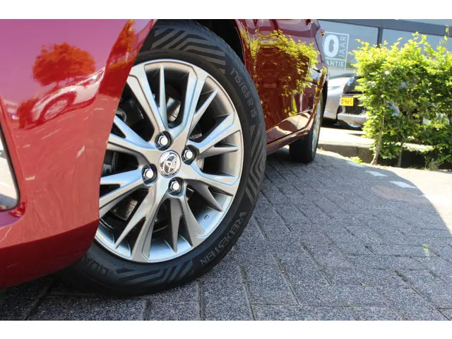 Toyota Yaris 1.5 Hybrid Energy Plus 2018 Hybride Benzine 12