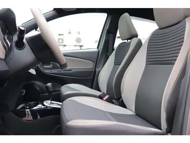 Toyota Yaris 1.5 Hybrid Bi-Tone, 2017 Hybride Benzine 13