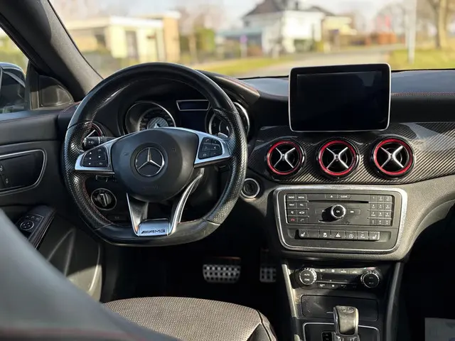 Mercedes-Benz CLA AMG 45 4MATIC 2015 Benzine 18