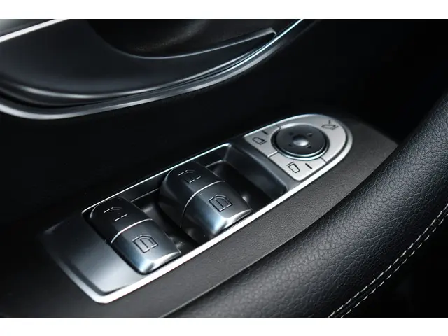 Mercedes-Benz E-Klasse Coupé 200 AMG Line 2020 Benzine 37