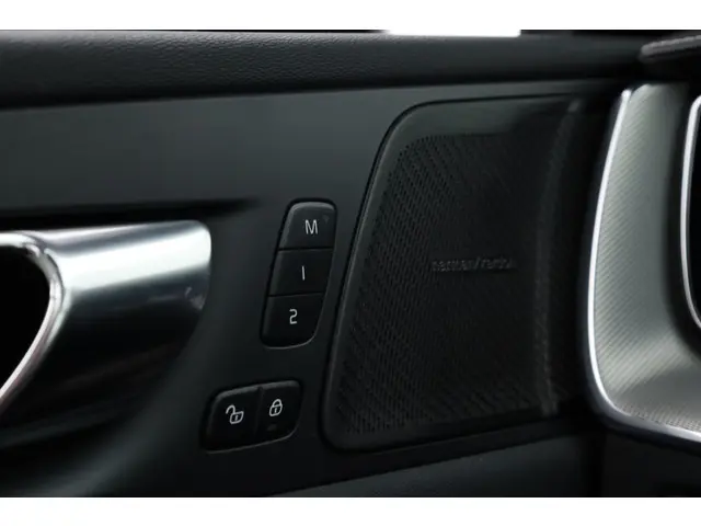 Volvo XC60 T8 Recharge R-Design 2022 Hybride Benzine 8