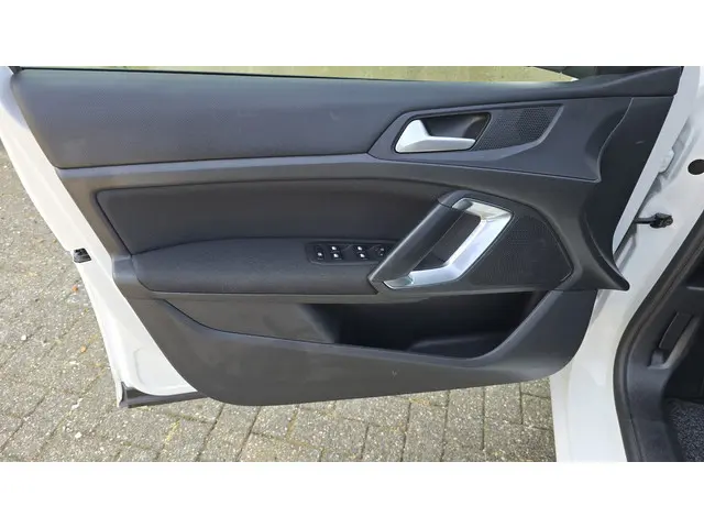 Peugeot 308 SW 1.2 PureTech Blue Lion 2017 Benzine 14