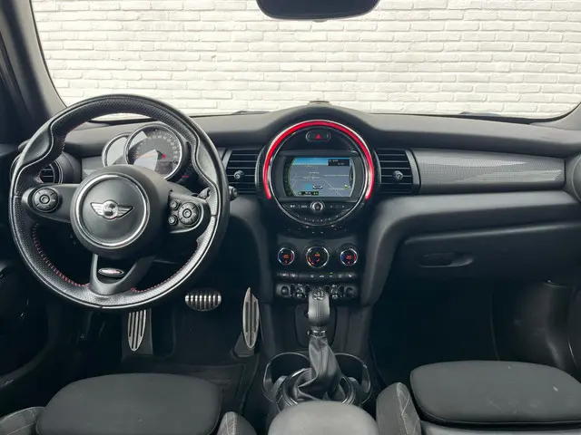 MINI Cooper 1.5 Chili Serious Business 2017 Benzine 17