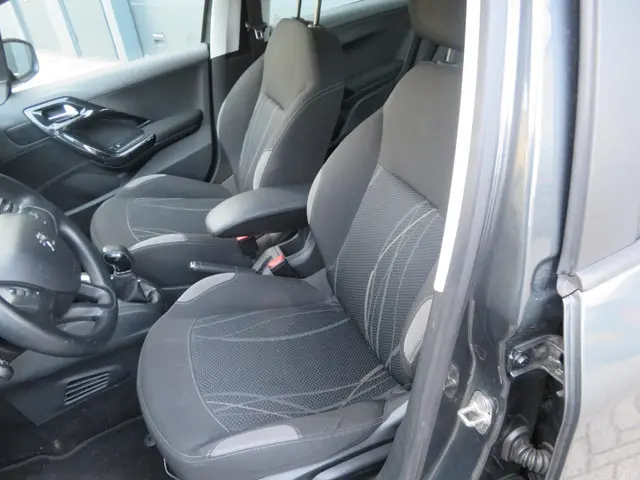 Peugeot 208 1.2 VTi Active 5 deurs airco 2013 Benzine 11