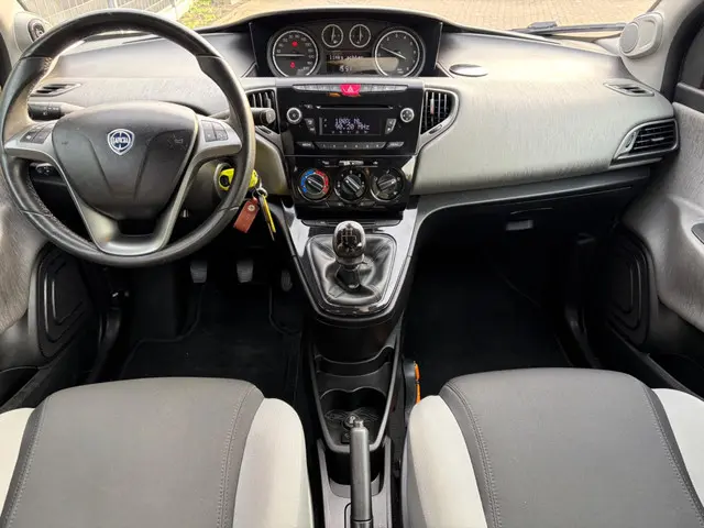 Lancia Ypsilon 0.9 TwinAir Silver 2013 Benzine 10