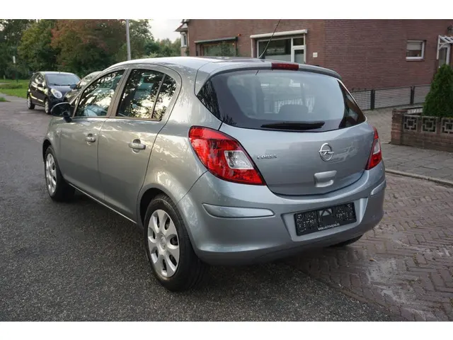 Opel Corsa 1.4-16V 2012 Benzine 3