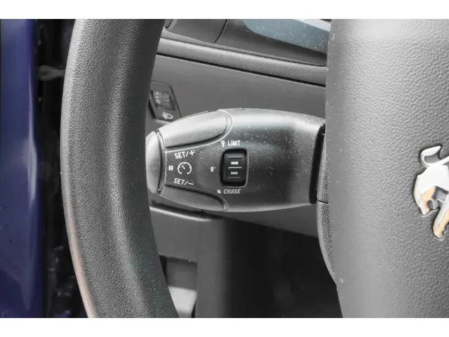 Peugeot 208 1.0 VTi LIKE SPORTLINE 2014 Benzine 6