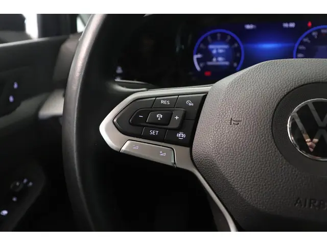 Volkswagen Golf 1.0 TSI Life 2022 Benzine 12