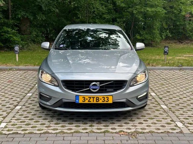 Volvo V60 1.6 T3 R-Design Trekhaak 2015 Benzine 2