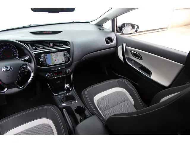 Kia cee'd Sportswagon 1.6 GDI DynamicLine 2015 Benzine 38