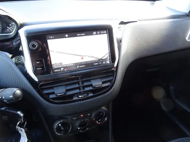 Peugeot 2008 1.2 PureTech Blue Lion 130 PK 2018 Benzine 33
