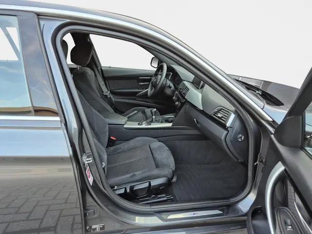 BMW 3 Serie Touring 318i M Sport 2015 Benzine 17