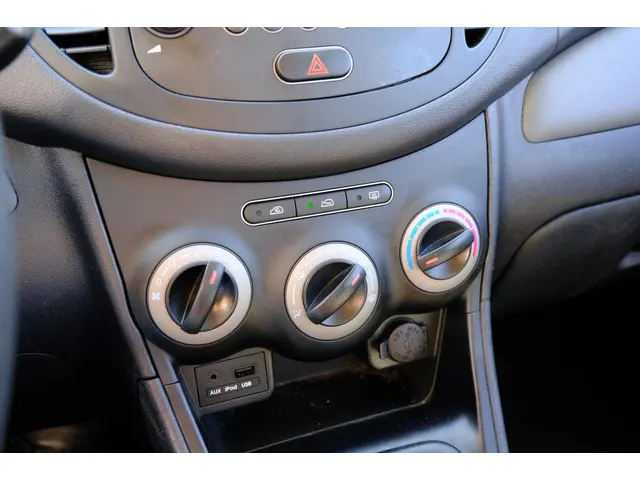 Hyundai i10 1.0 i-Drive 5-drs Elektr. ramen 2013 Benzine 13