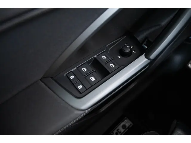 Audi Q3 45 TFSI e S edition 2022 Hybride Benzine 53