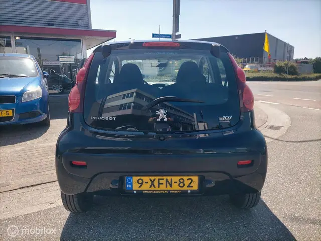 Peugeot 107 1.0 Envy airco nap apk 2014 Benzine 12