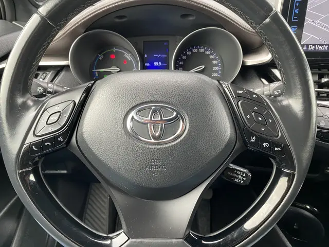 Toyota C-HR 1.8 Hybrid Executive 2018 Hybride Benzine 18