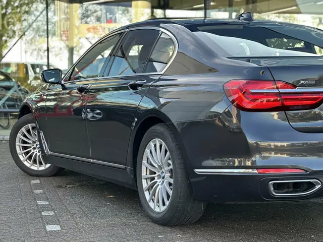 BMW 7 Serie 750i xDrive High Executive 2016 Benzine 16