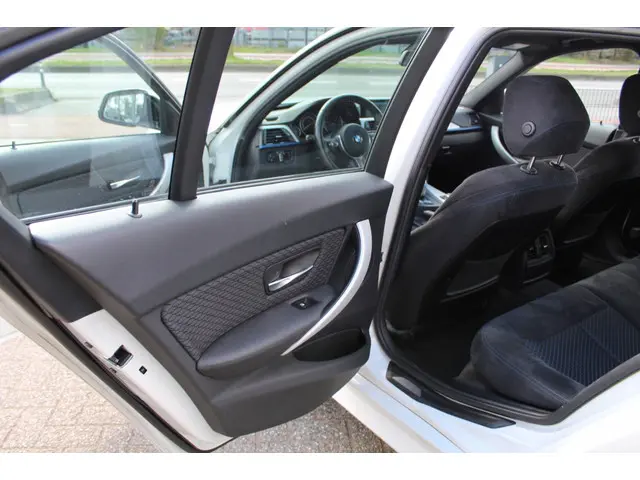 BMW 3 Serie 316i Executive 2015 Benzine 17
