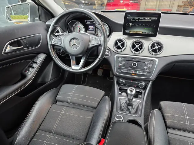 Mercedes-Benz GLA 180 Prestige 2015 Benzine 23