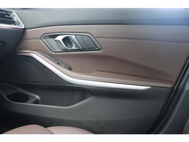 BMW 3 Serie Touring 318i 2024 Benzine 33