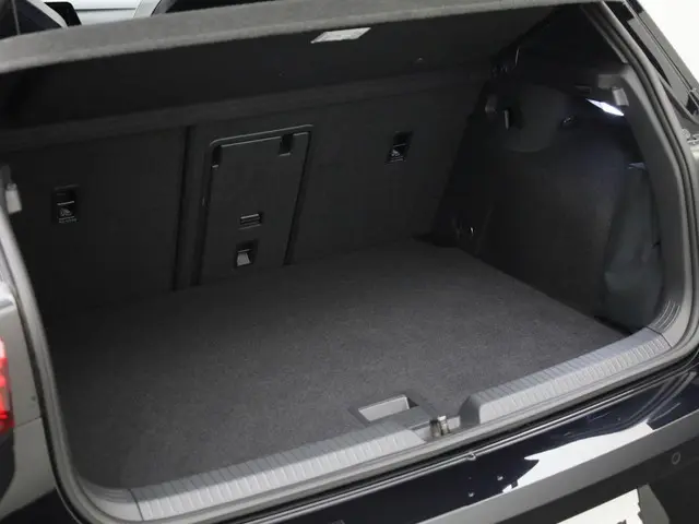 Volkswagen Golf 1.5 eTsi 150pk DSG R-Line 2023 Benzine 10