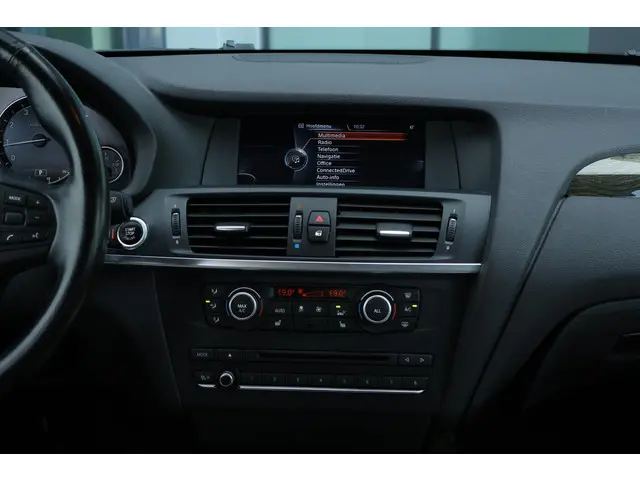 BMW X3 xDrive20i High Executive 2013 Benzine 30